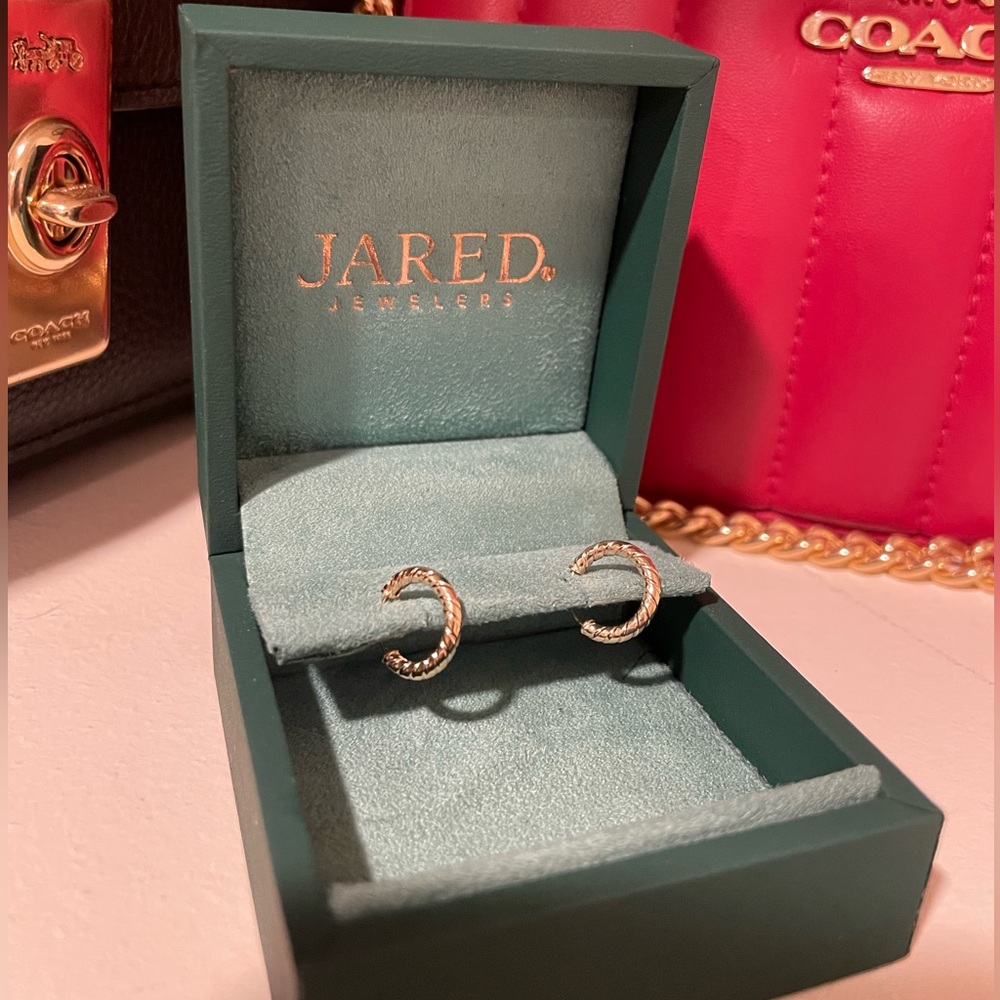 Jared 14k gold Twist Endless Huggie Hoop Earrings 8mm - New in Box